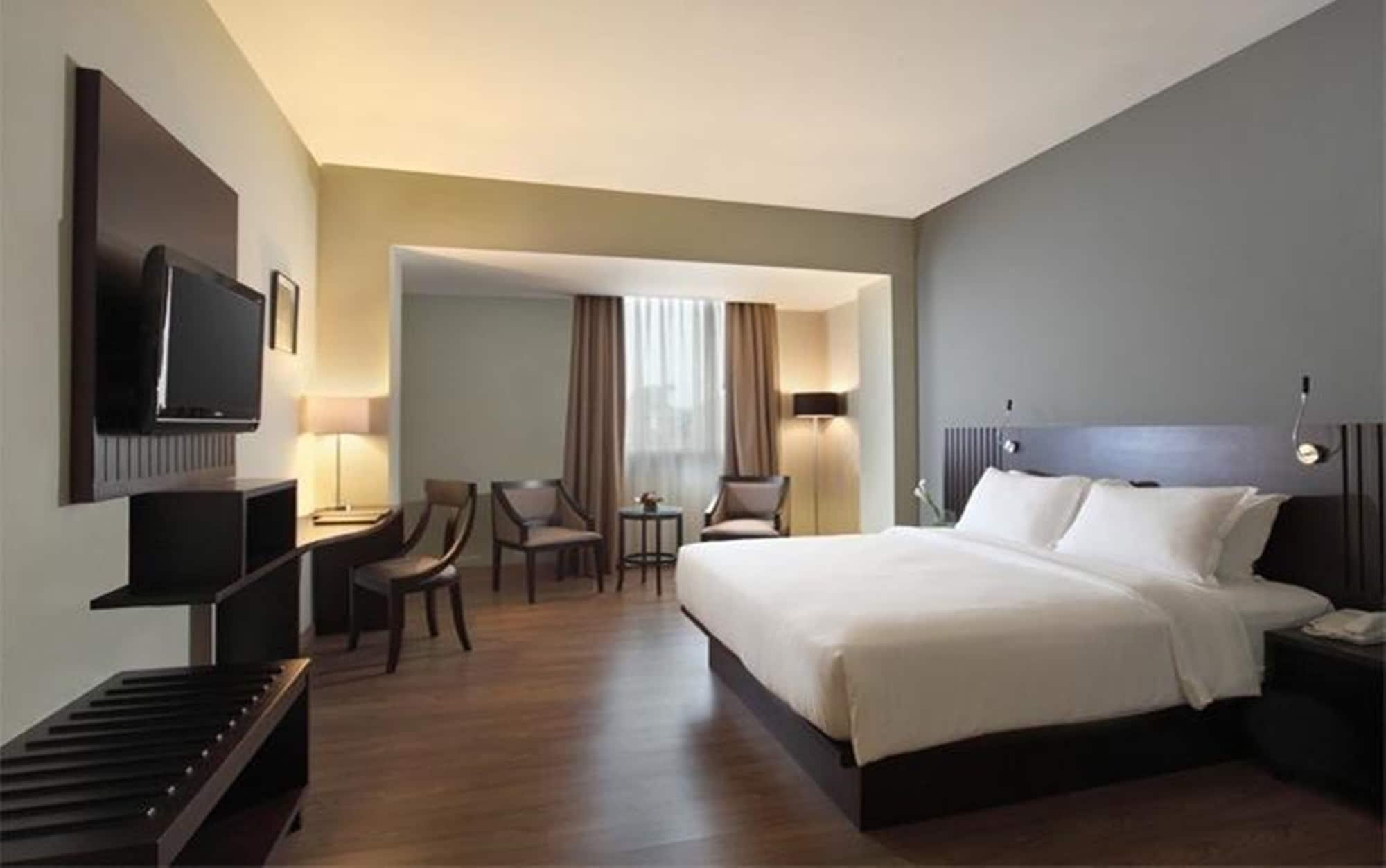 Hotel Oakwood & Taman Mini 4*