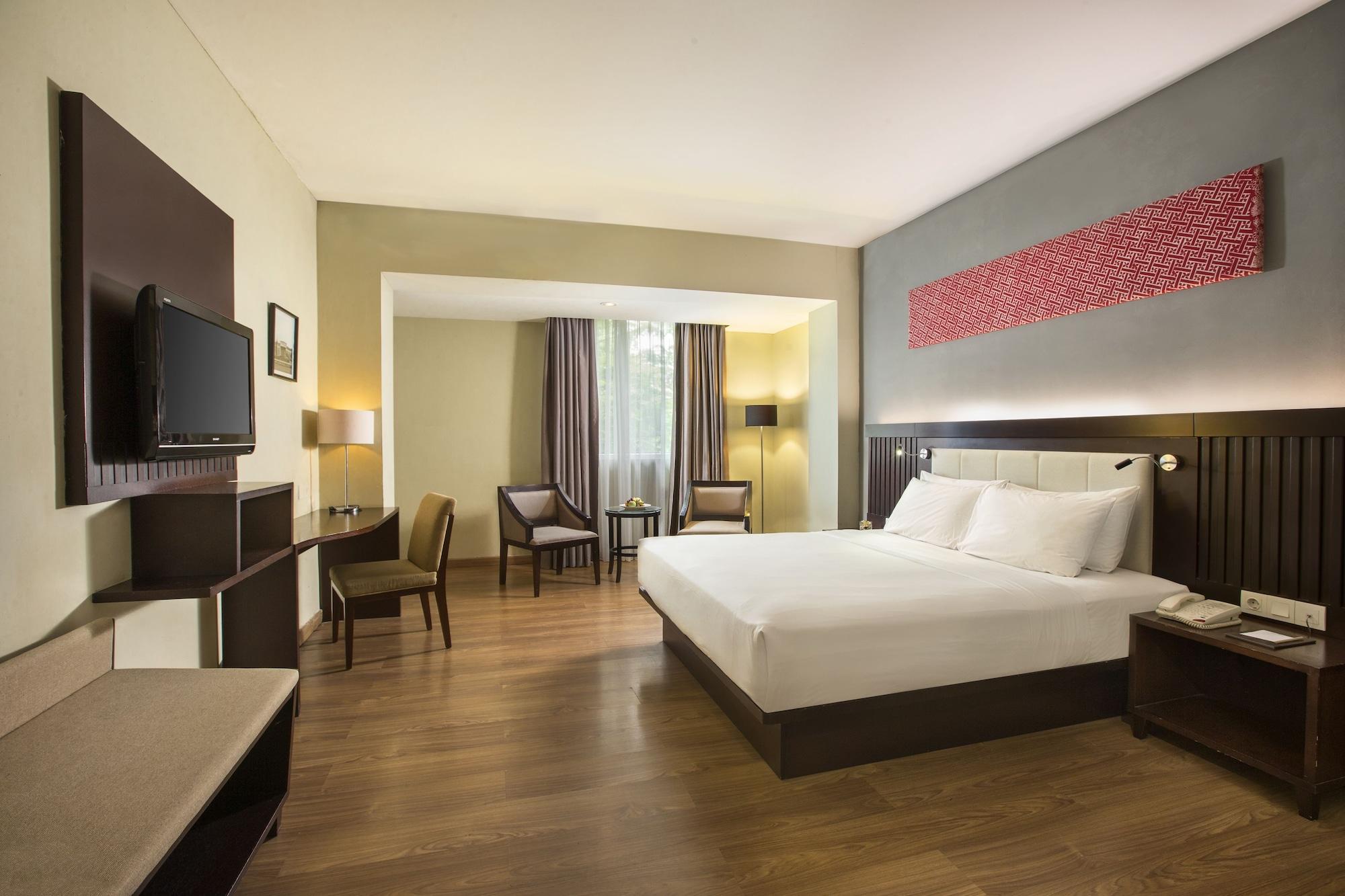 Oakwood & Taman Mini Hotel 4*