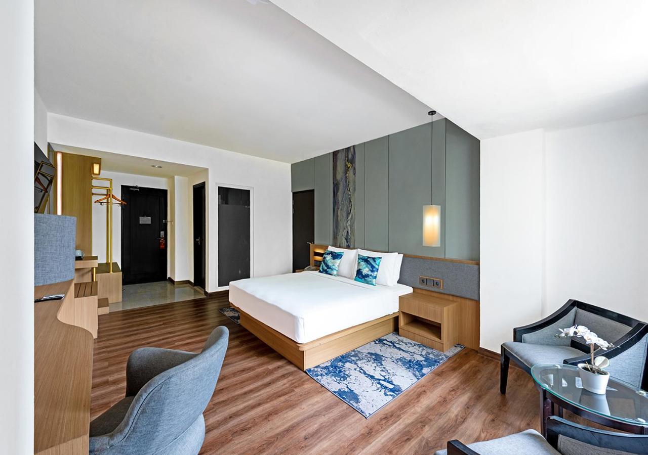 Hotel Oakwood & Taman Mini 4*